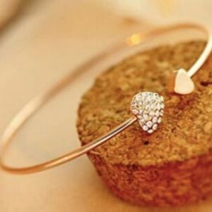 🌸 Gold with rhinestone heart bracelet